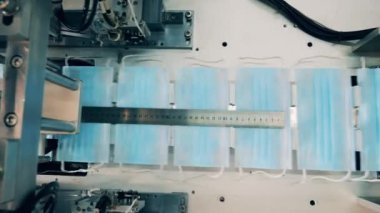 Covid-19 tıbbi koruma maskesi. Yüz maskesi üretim hattının üst görüntüsü