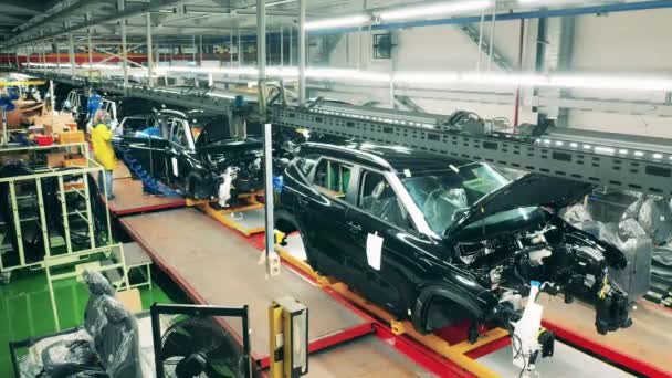 Bilmonteringsband vid bilfabriken. Fordonsindustri, produktionslinje för bilar. — Stockvideo