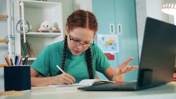 Concepto de educación online. Chica estudiando remotamente desde casa usando su portátil — Vídeo de stock