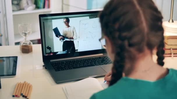 Een meisje dat online studeert. Online schoolklas thuis. Online onderwijsconcept. — Stockvideo