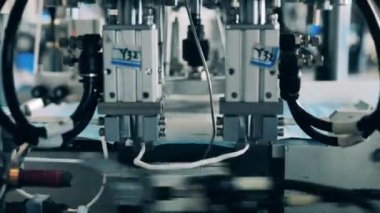 Yüz maskesi kulaklık ekleme işlemi. Kapat.