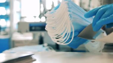 Yüz maskesi taşıyan bir fabrika işçisi. Kapat.