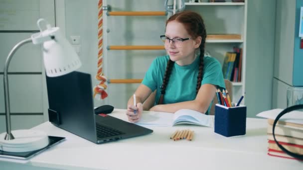 Educación en línea, concepto de estudio remoto. Colegiala participando en una clase en línea desde casa. Concepto de educación en línea. — Vídeo de stock