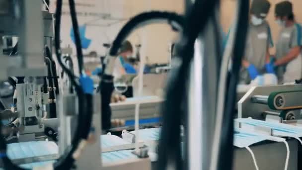Processo de produção de máscara facial em uma moderna instalação de fabricação de máscara facial — Vídeo de Stock