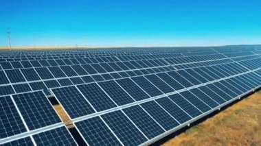 Güneş enerjisiyle çalışan bir tesiste güneş panelinin uzaktan kumandalı görüntüleri.
