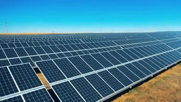 Drone colpo di pannelli solari righe in un impianto di energia solare — Video Stock