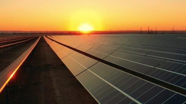 Luchtopname van een grote zonne-energie boerderij gelegen in een veld — Stockvideo