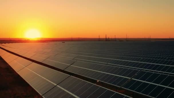 Vista aérea de una gran central solar situada en un campo — Vídeos de Stock