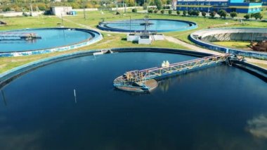 Atık su fabrikasında duran erkek işçilerin en üst görüntüsü