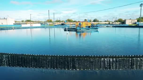 Station de traitement des eaux usées extérieure en plein jour — Video