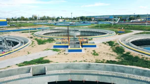 Lugar de tratamiento de aguas residuales con reservorios exteriores — Vídeos de Stock