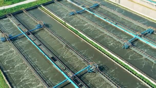 Vista superior de las instalaciones de limpieza de aguas residuales con tuberías — Vídeos de Stock