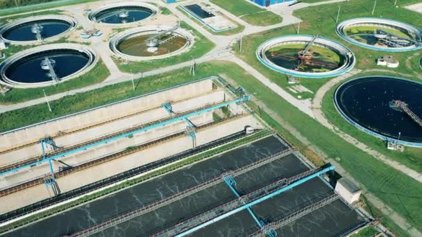 Depósitos del complejo de tratamiento de aguas residuales en una vista superior. Vista aérea de la depuradora de aguas residuales. — Vídeos de Stock