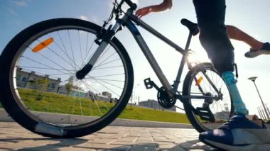 Bisiklet sürmeye biyonik bacaklı bir adam başlıyor.