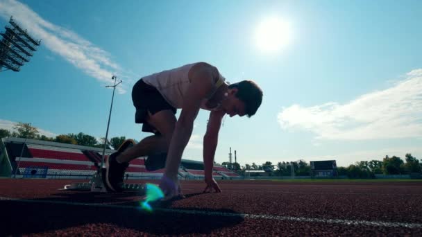 Sessão de treinamento de um corredor masculino com uma perna artificial — Vídeo de Stock