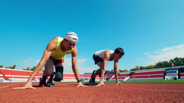 Start av en tävling mellan två förlamade löpare — Stockvideo