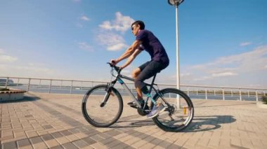 Bisiklet protez bacaklı bir adam tarafından idare ediliyor.