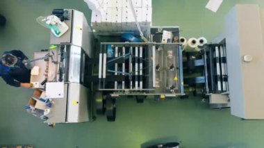 Plastik torba üretim tesisinde siyah plastik poşet üretim hattının en üst görüntüsü.