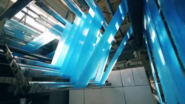 Máquina de fabricação de sacos de plástico azul. Vista inferior — Vídeo de Stock