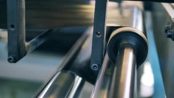 Černý stroj na výrobu plastových sáčků v továrně na polyethylen. Proces výroby polyethylenových fólií. — Stock video
