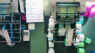 Polietilen üretim fabrikasındaki modern plastik poşet üretim makinelerinin en üst görüntüsü