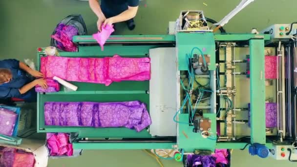Produção de saco de polietileno. Trabalhadores da fábrica que embalam sacos de plástico coloridos em uma fábrica de produção de polietileno — Vídeo de Stock