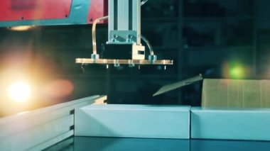 Robot aracı küçük karton kutuları kaldırıyor