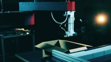 Bir robotik araç tarafından yapılan küçük kutuların yeniden yerleştirilmesi