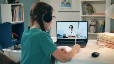 Çevrimiçi geometri dersine katılan genç bir kız öğrenci.