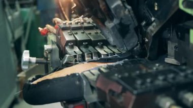 Fabrika makinesi bitmemiş bir bota yapıştırıcı sürüyor