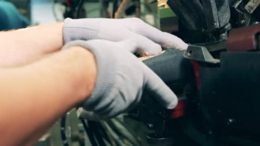 Mekanizma, üretim sırasında bir bota yapıştırıcı uyguluyor