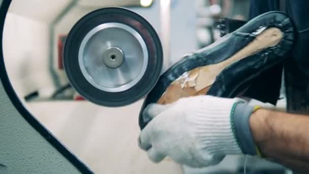 Unterer Teil eines Schuhs wird von einem Fabrikarbeiter poliert — Stockvideo