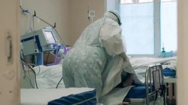 Doktorlar koronavirüs hastaları üzerinde çalışıyorlar.