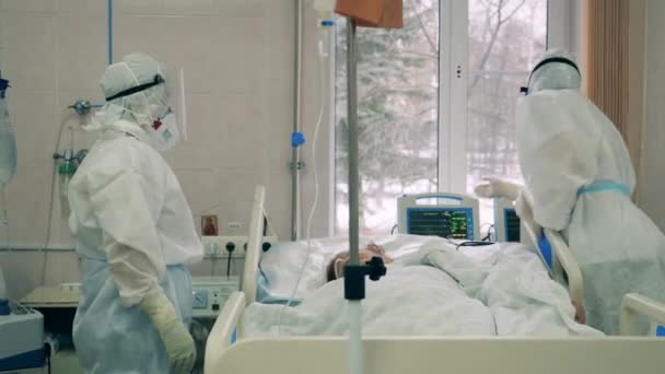 Les médecins prennent soin d'un patient covidé-19 dans une unité de soins d'urgence du coronavirus. — Video
