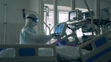 Akciğer havalandırma sistemi Coronavirus, CV19 acil servis ünitesindeki bir doktor tarafından düzenleniyor..