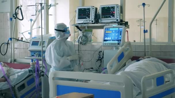 医者は患者のための換気システムを規制している — ストック動画