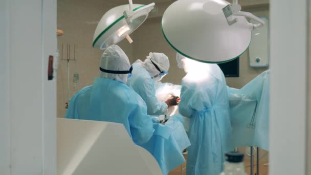 Лікарі в костюмах безпеки коронавірусу роблять медичну операцію. Covid-19 лікарня, coronavirus, медична, медична концепція. — стокове відео