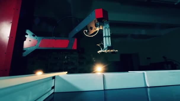 Cajas de cartón están siendo transportados por una máquina robótica — Vídeos de Stock