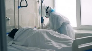 Doktor, Coronavirus acil bakım ünitesinde bir CV19 hastasıyla çalışıyor. Covid-19 hastanesi, koronavirüs, tıbbi, sağlık konsepti.