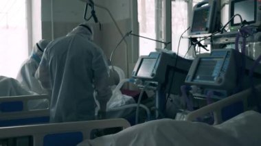 Kırmızı bölge doktorları kovid 19 hastasına yardım ediyor.