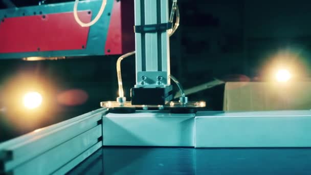 Herramienta robótica está transportando cajas de cartón — Vídeos de Stock