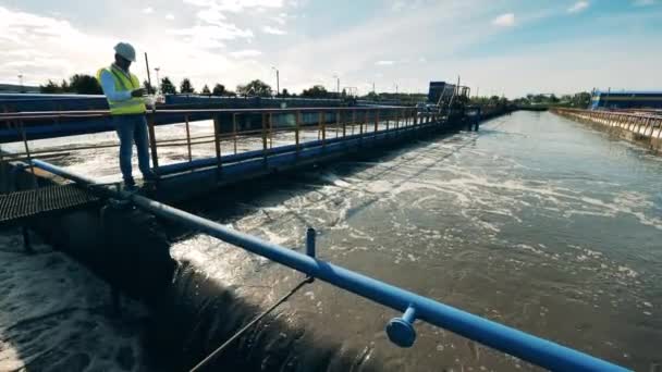 남성 전문가들이 하수 처리장에서 물을 시험하고 있다 — 비디오