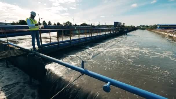 Männerspezialist testet Wasser aus der Kläranlage — Stockvideo