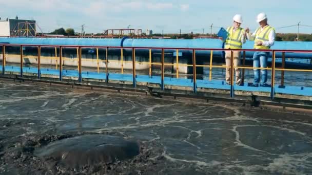 Trabajadores de planta de tratamiento de aguas residuales están probando el agua — Vídeos de Stock