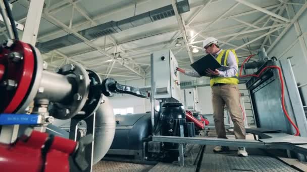 Inspetor está regulando tanques na instalação de tratamento de esgoto — Vídeo de Stock
