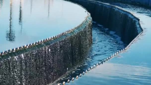 Las aguas residuales fluyen a través de las instalaciones de limpieza — Vídeos de Stock