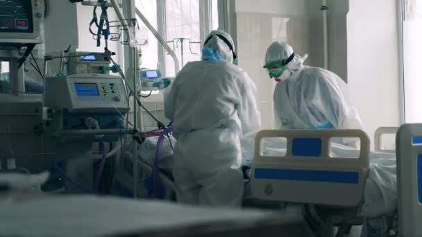 Pandémie de coronavirus, concept covide-19. Les travailleurs médicaux s'occupent d'un patient atteint de coronavitus — Video