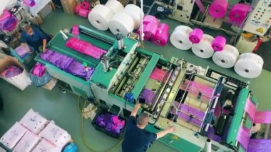 Bir fabrikadaki modern plastik poşet üretim makinesinin üst görüntüsü.