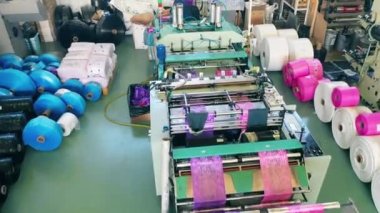 Renkli plastik torba üretim makinesi devrede