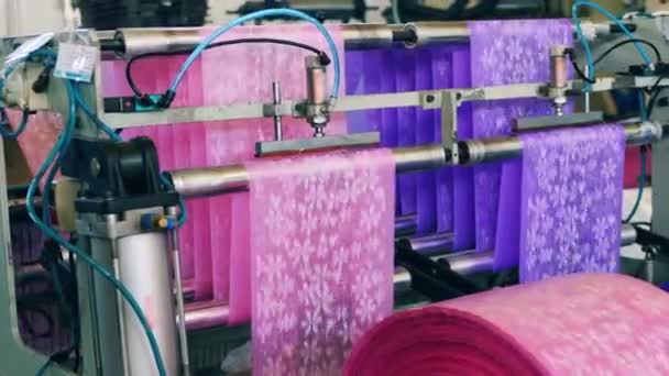 Renkli plastik torbalar üretim süreci — Stok video